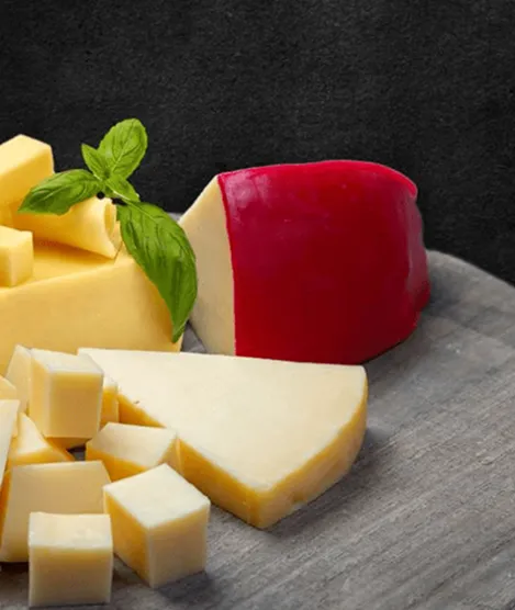 Queso Holandés con una textura suave y sabor ligeramente dulce, perfecto para acompañar frutos secos y vinos