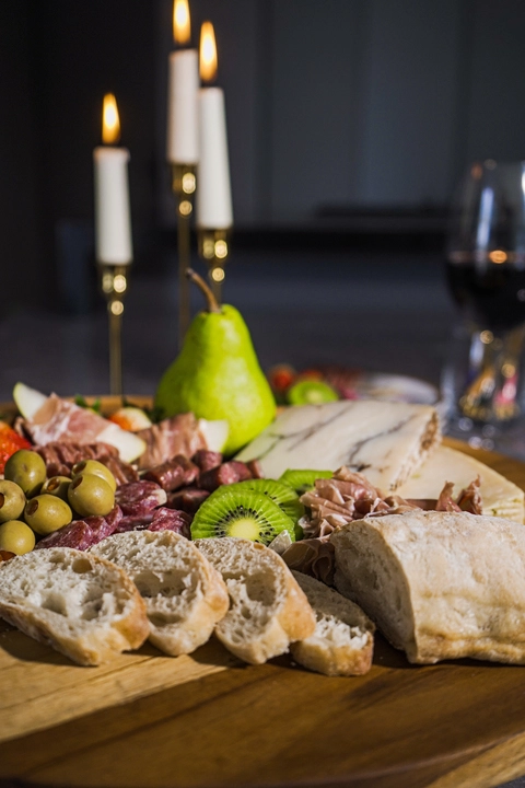 Tabla de embutidos curados y quesos artesanales en Bocato di Cardinale, Cartagena