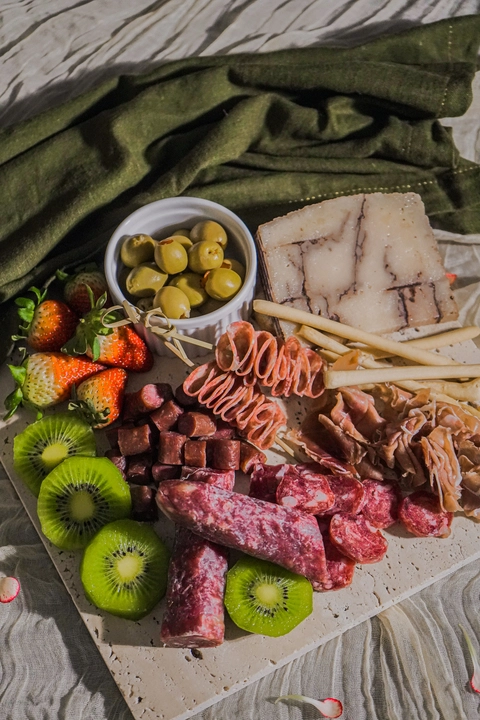 Tabla gourmet de charcutería, quesos y frutas frescas en Bocato di Cardinale, Cartagena – Experiencia delicatessen